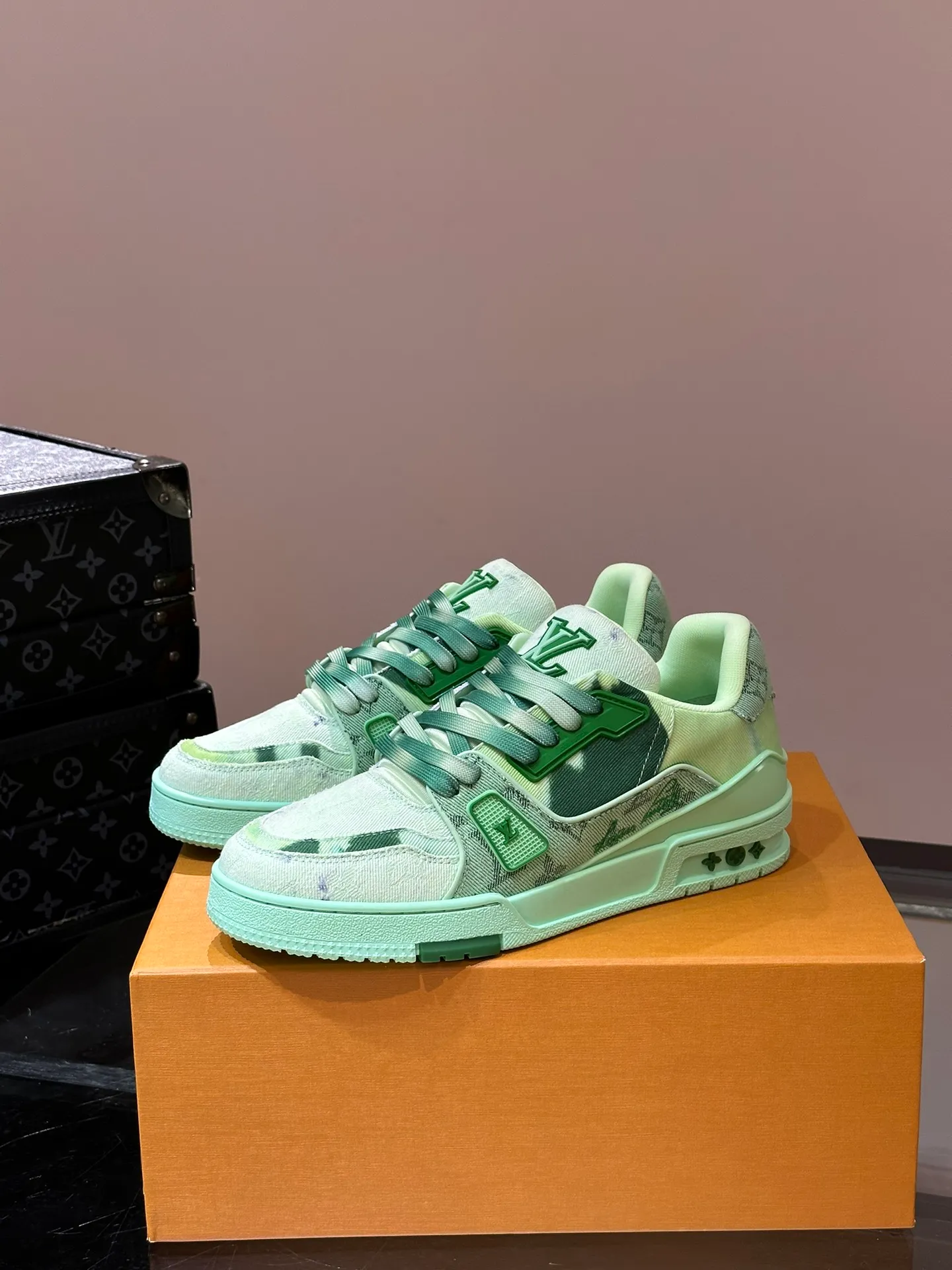 p840 TRAINER Men's canvas distressed sneakers, this LV Trainer sneaker is made of Monogram bleached denim to create a distressed look, reinterpreting Virgil Abloh's original design. Gradient laces complete the trendy details, rubber LV letters are marked on the tongue and side, technical rubber outsole blooms with Monogram flowers, and thick and lightweight EVA rubber outsole completes the whole. The upper is embellished with intricate prints and embroidered Monogram flowers. The rubber-injected rubber outsole continues the iconic elements, with a thick padded collar. The tongue, sides and rear are decorated with LV letters. The outsole is decorated with Monogram flowers. The standard insole continues the comfort experience. Size: 38-45